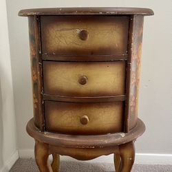 Vintage 3 drawer dresser/ nightstand / end table 