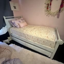White Wood Twin trundle bed