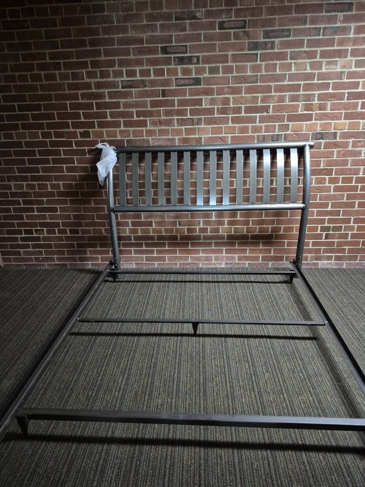 FULL SIZE METAL BED FRAME & HEADBOARD/ VERY EASY TO ASSEMBLE/ HAS ALL HARDWARE / GIVE REASONABLE OFFER