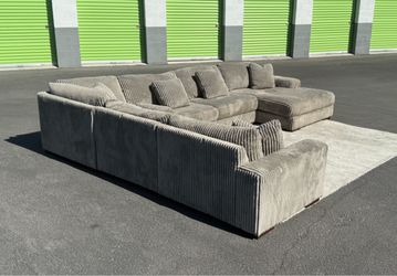 *Free Delivery* Ashley Lindyn 6-Piece Corduroy Modular Sectional – WITH FREE DELIVERY 🩶