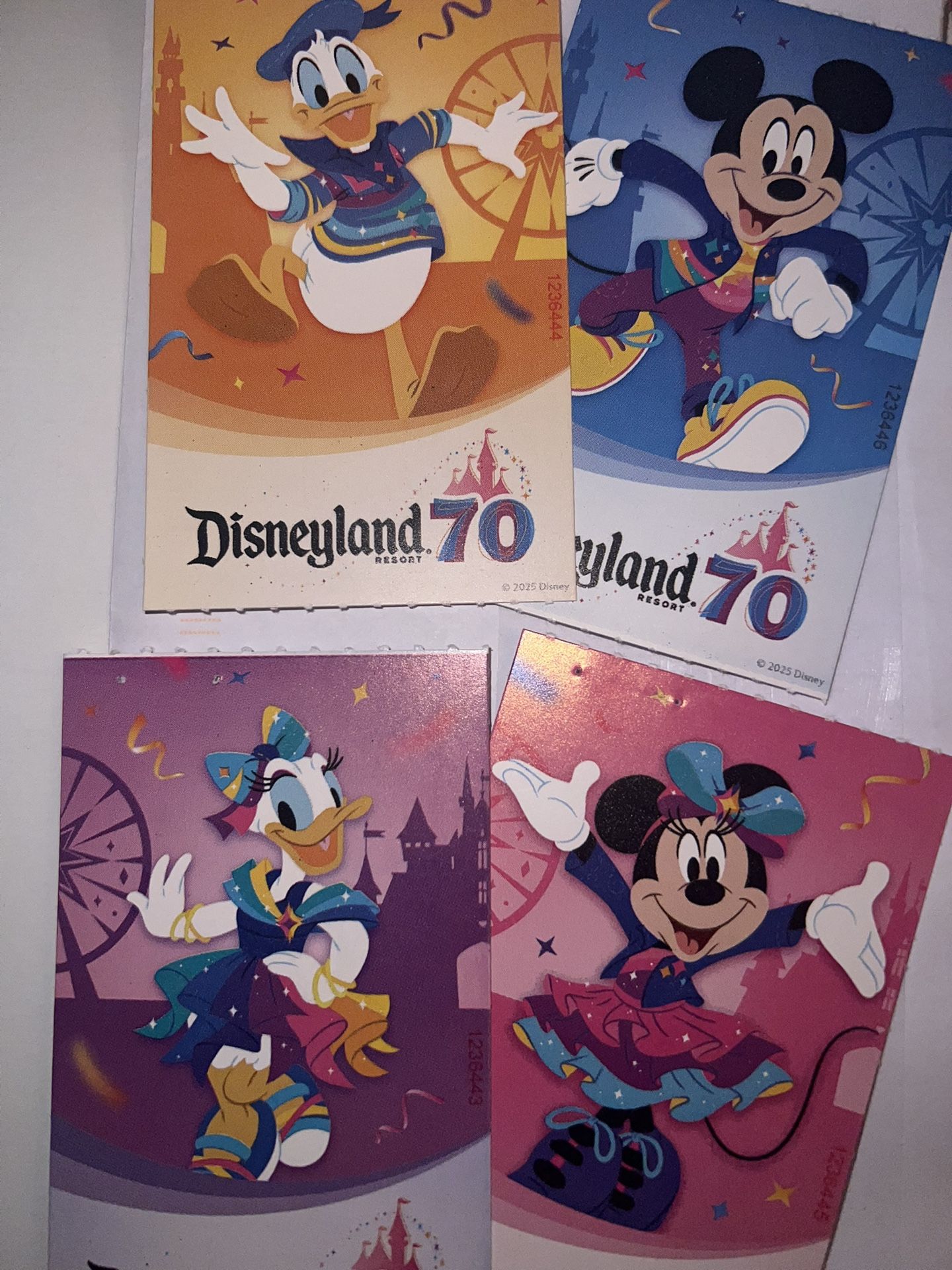 DISNEYLAND π’πΏπ₯€π₯¨π¦ONE βοΈPARK (4) TICKETS ποΈ ποΈποΈποΈ $600 PRICE FIRM