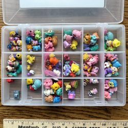Lot Of 100+ Squinkies Mini Figures Horses People Plus Plastic Case Holder 
