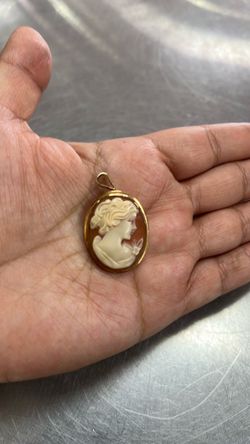Vintage Cameo Pendant/Brooch