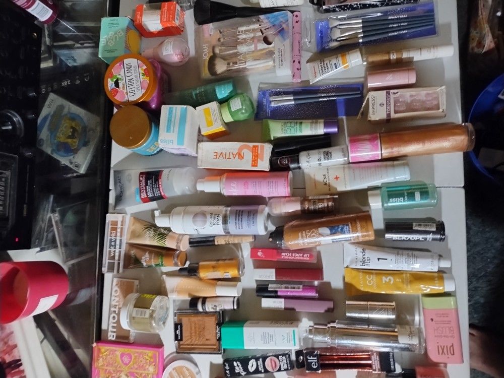 110 Piece Of Make Up Some Go For $30 $40 $50 Dollars For One Also Will Through In A Brush