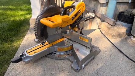 DeWalt DWS779 15 Amp Corded 12" Double Bevel Sliding Compound Miter Saw