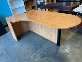 Large Light Wood Peninsula Desk