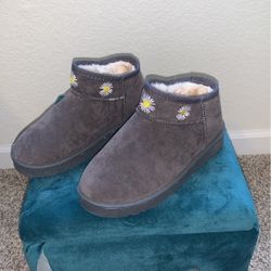 Flower Fuzzy Boots Size 7-7.5