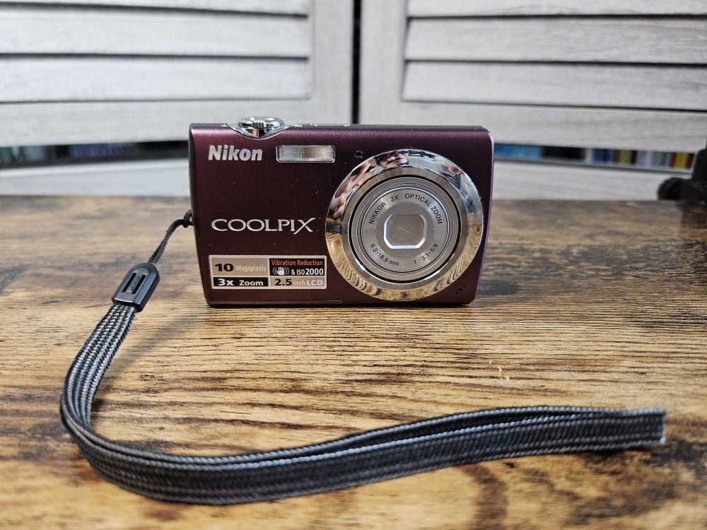 Nikon COOLPIX S220 10.0MP Digital Camera - Plum