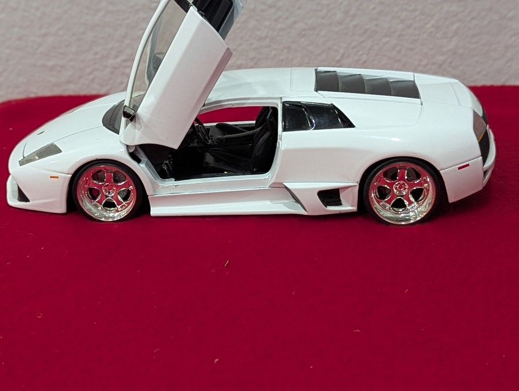 Jada 1/24 Scale Diecast Lamborghini Murcielago LP 640 White with Clear Plastic Display Showcase Collectible