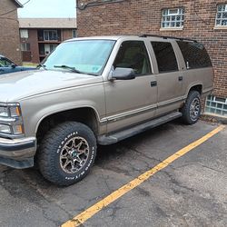 1999 suburban nice 3,500 trade please read