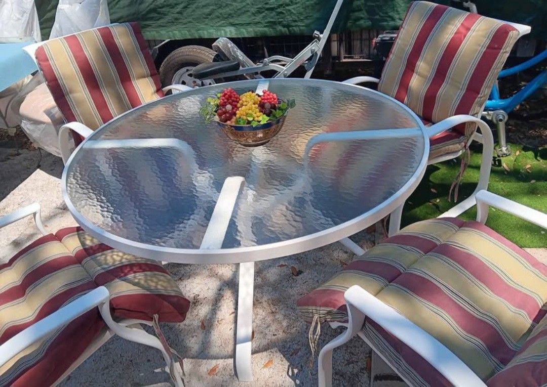 5-piece aluminum patio set with cushions in perfect condition, no damage