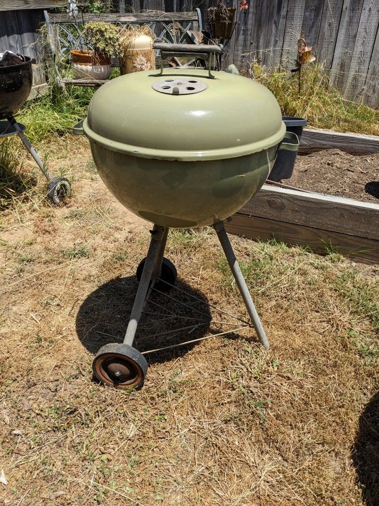 1968 Weber Avocado 18 Inch Grill