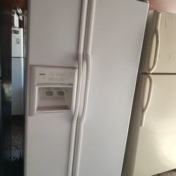 Kenmore refrigerator side by side everything works good 💯