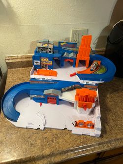 Vintage hot wheels play set with hot wheel car