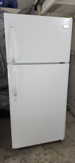 ✨️Frigidaire White Top-Freezer Refrigerator-Work Great & Clean📍Area Rainbow & Vegas dr 89128