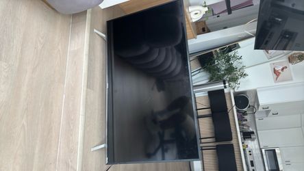 Flat Screen TV with Thin Bezel