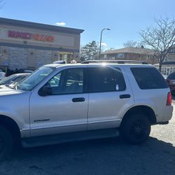 2004 Ford Explorer