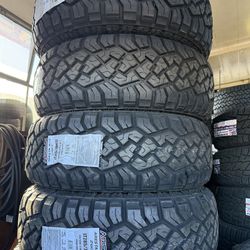 🚘🚨vendo set de llantas Lt 285 70 17 ARISUN tires R/T