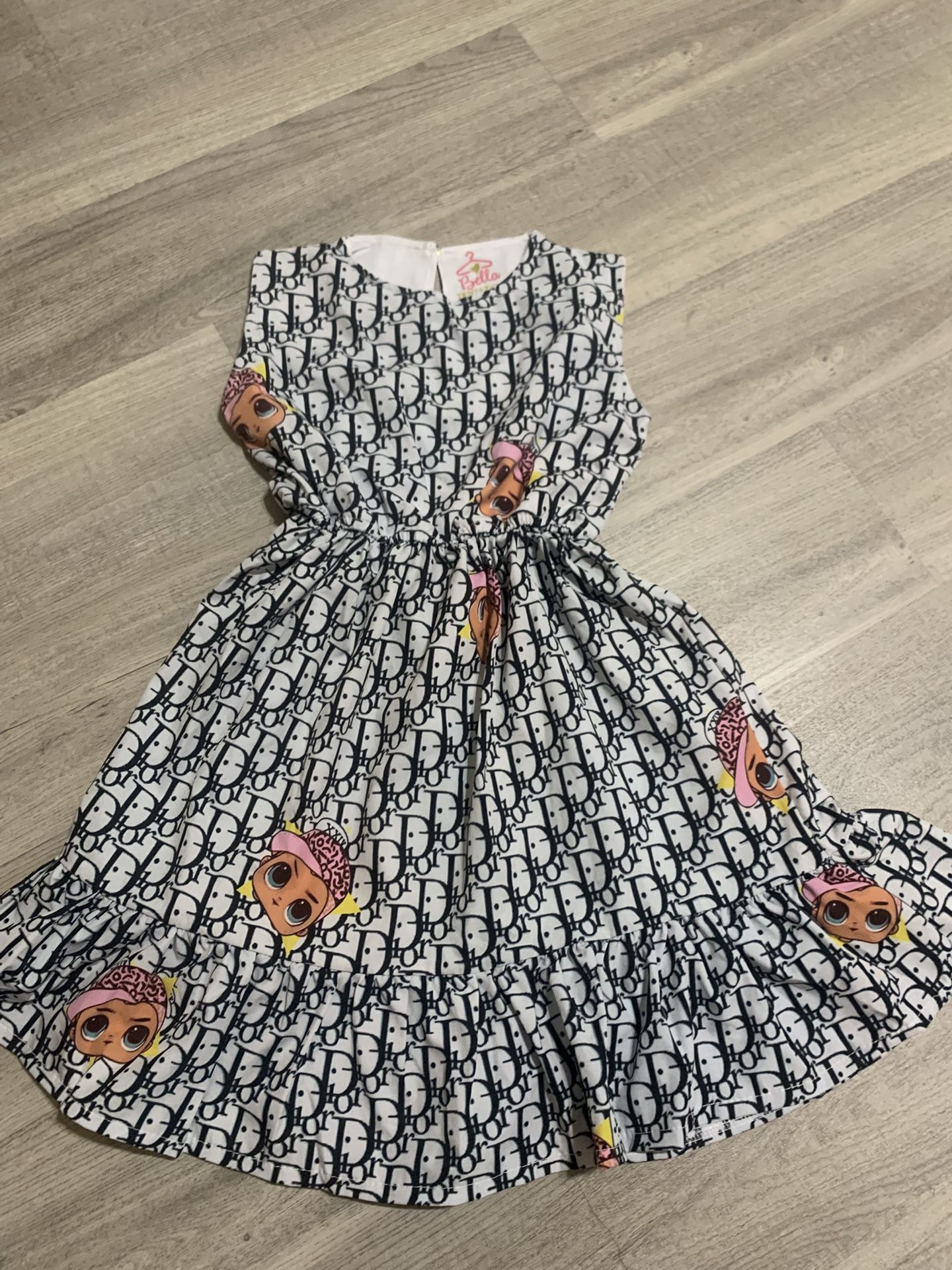 Girl's dress in size M