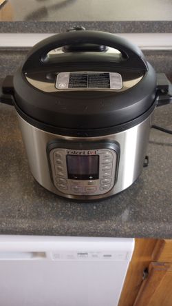 Almost NEW - Instant Pot 6-Quart (Large) Pressure Cooker