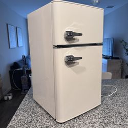 Insignia Mini Fridge 3.1cu w/ Freezer