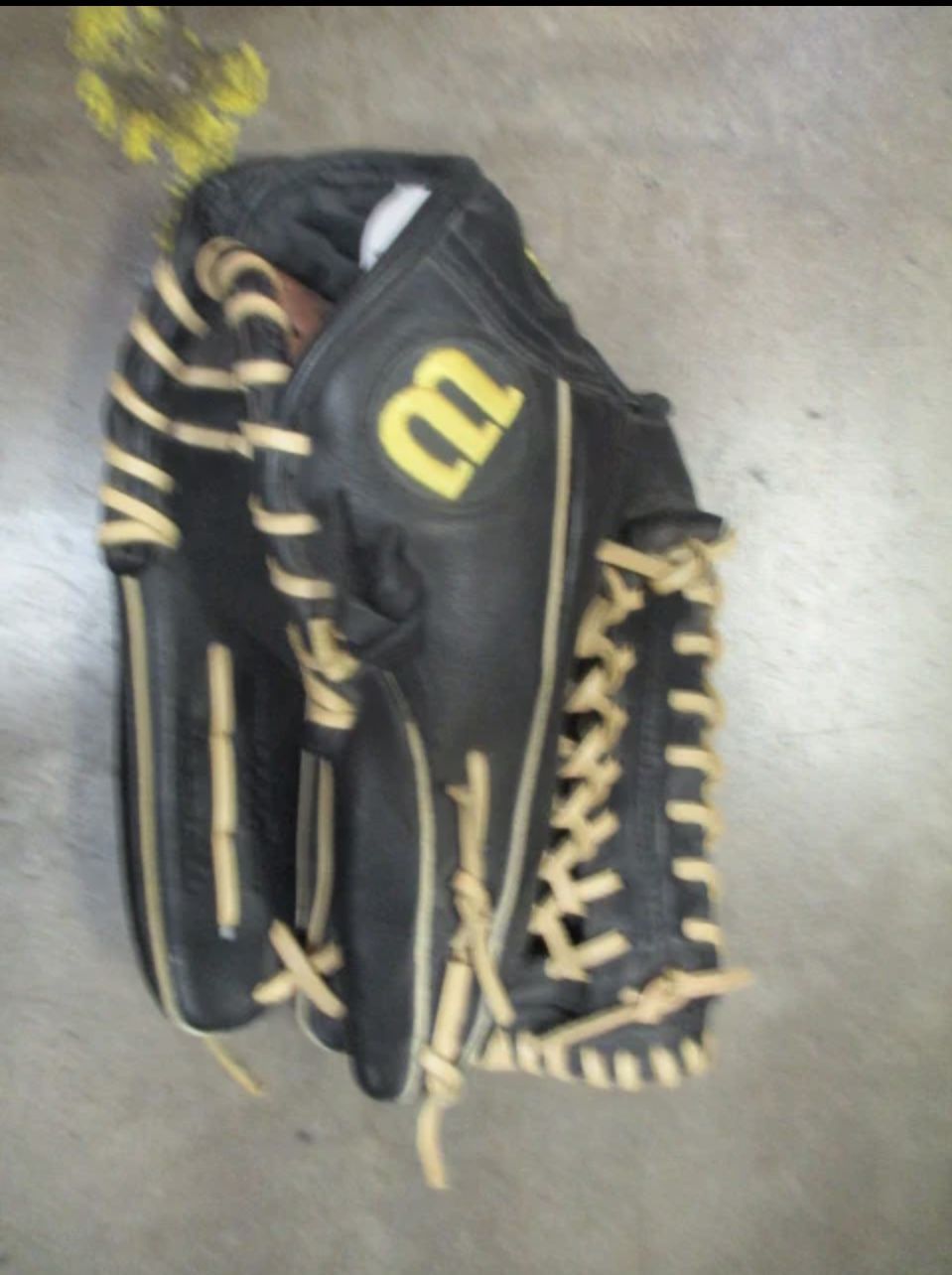 Used Wilson A1000 12.5" Baseball/Softball Glove ( Read The Description)