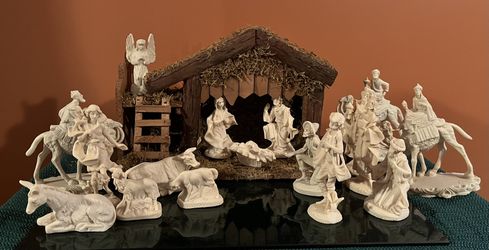 Vintage Crêche Nativity Scene with Multiple Composite Figurines Christmas Decor