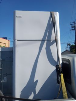 Frigidaire white  top freezer  18 cu ft