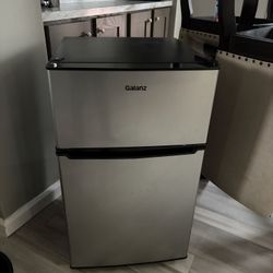 Mini fridge 