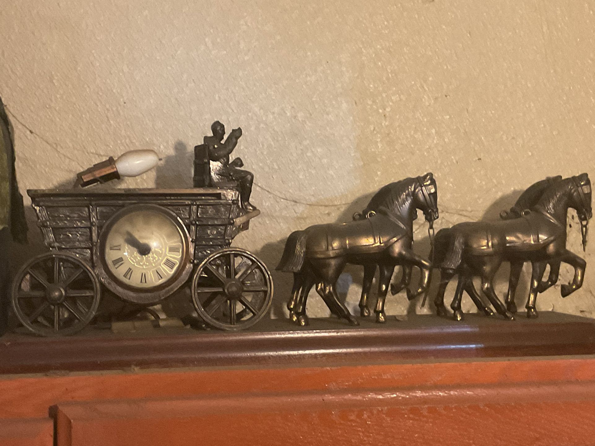 Sale Horse Drawn Wagon/ Clock Lamp Vntage