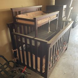 Baby Crib/bed  with Changing Table. 