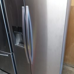 Frigidaire Refrigerator 33 In