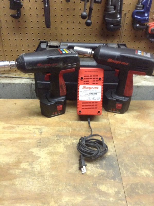 Two snap on 12 V impact wrench kit 1/2 & 3/8