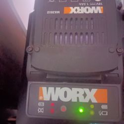 WORX 20 VOLT BATTERIES AND CHARGER 3 BATTERIES ALL TOGETHER