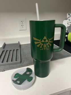 Legend of Zelda 40oz Tumbler – Hyrule Crest (Green/Gold) – Like New