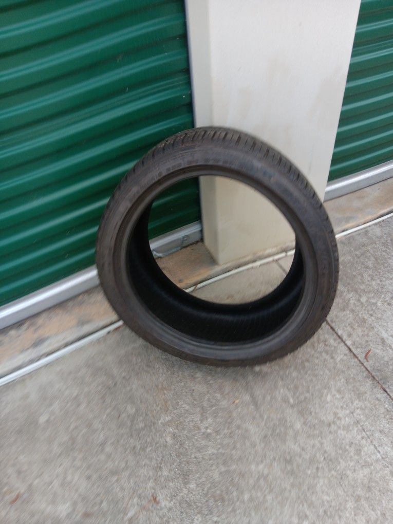 Llanta 235. 40 R 18 POCO USO