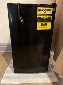 Like New WANAI 3.2 Cu. Ft. Mini Fridge  Spotless!