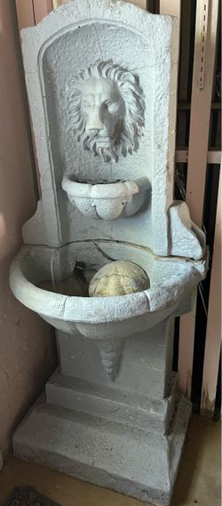 Lion Head Wall Fountain Garden Statue