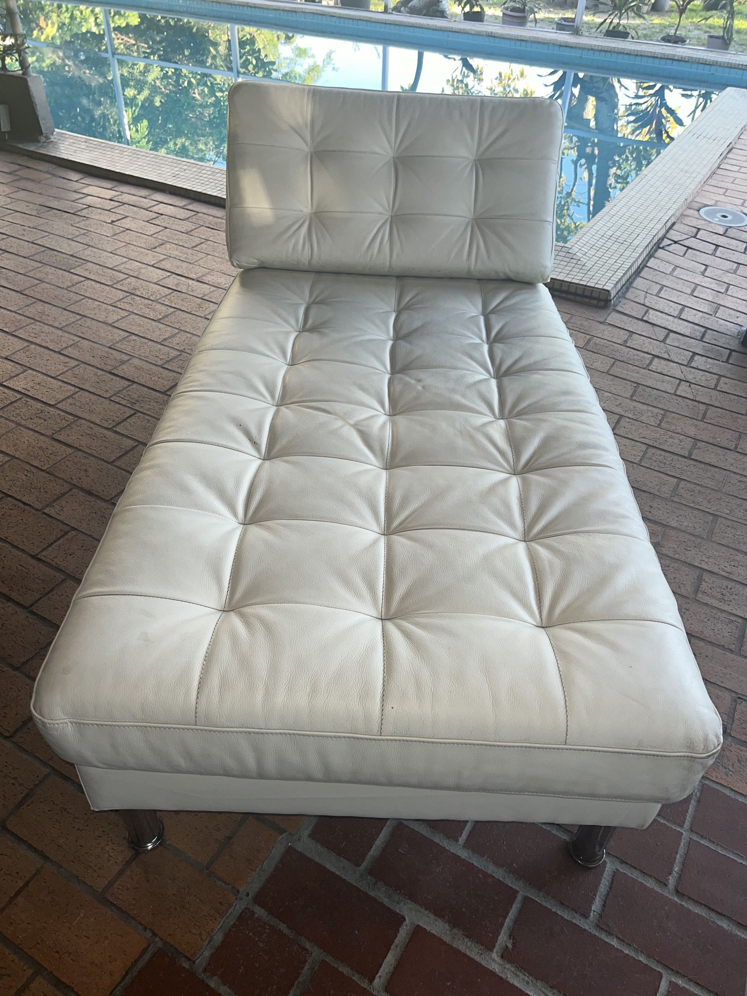 White/Cream Chaise sofa 