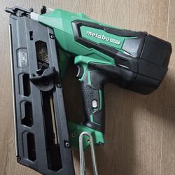 Cordless strip nailer