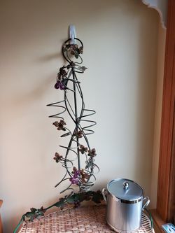 Wrought iron 6 bottle grapevine wall mount wine rack