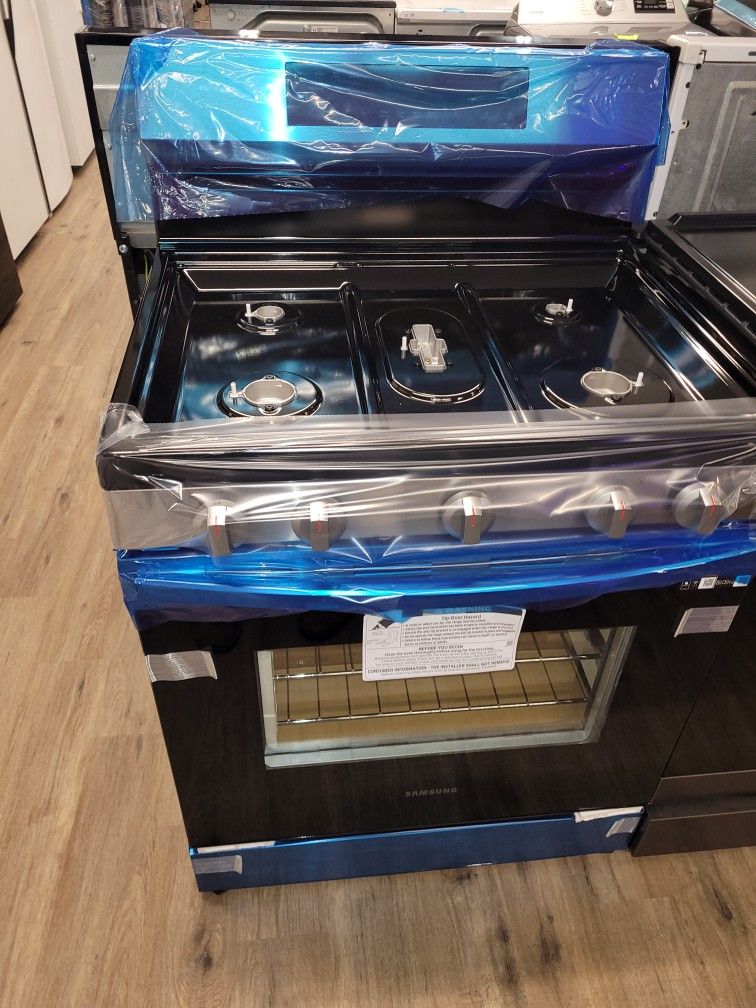 Sansung  Gas Stove  New  In The Box , We Are Located Att 17 49 E Main St Bridgeport Connecticut 