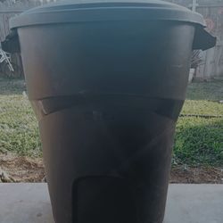 Rubbermaid Roughneck 32 Gallon Non Wheeled Black Trash Can with lid. 