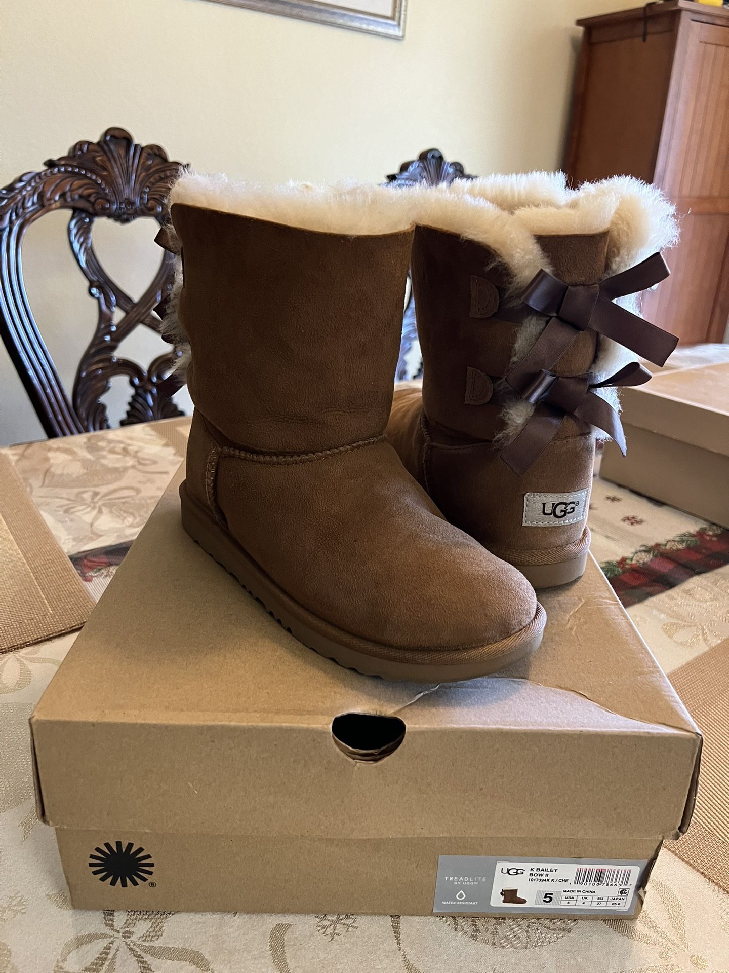 UGGS Size 5 Good Conditions
