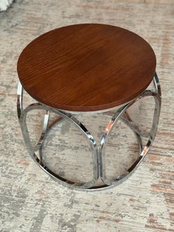 Round end table 23” × 23”