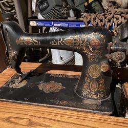 Vintage Singer Sewing Machine In cabinet