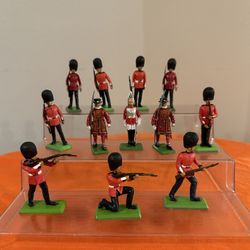 12 Metal British Soldiers