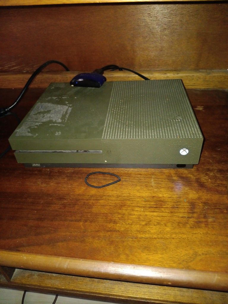 Xbox ONE 2 Controllers.