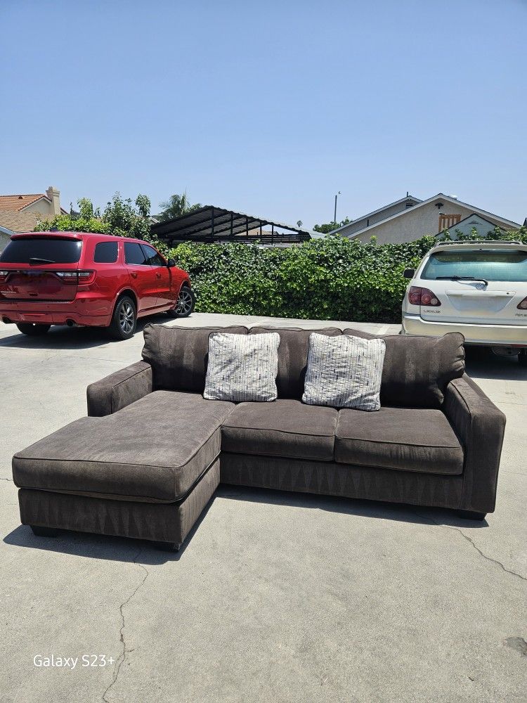 Sectional Sofa With Reversible Chaise 💥 Free Delivery 💥
