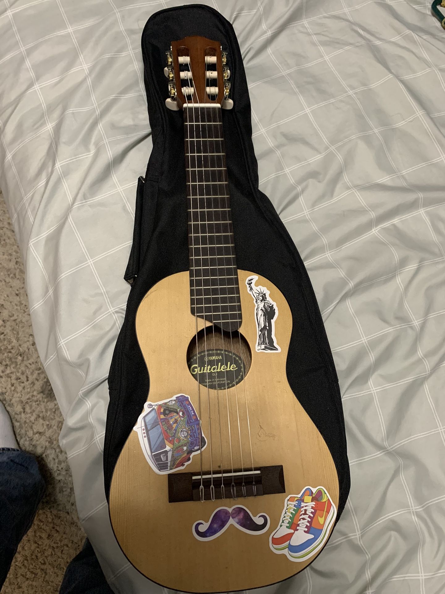 Yamaha Guitalele (ukulele With Six Strings) 